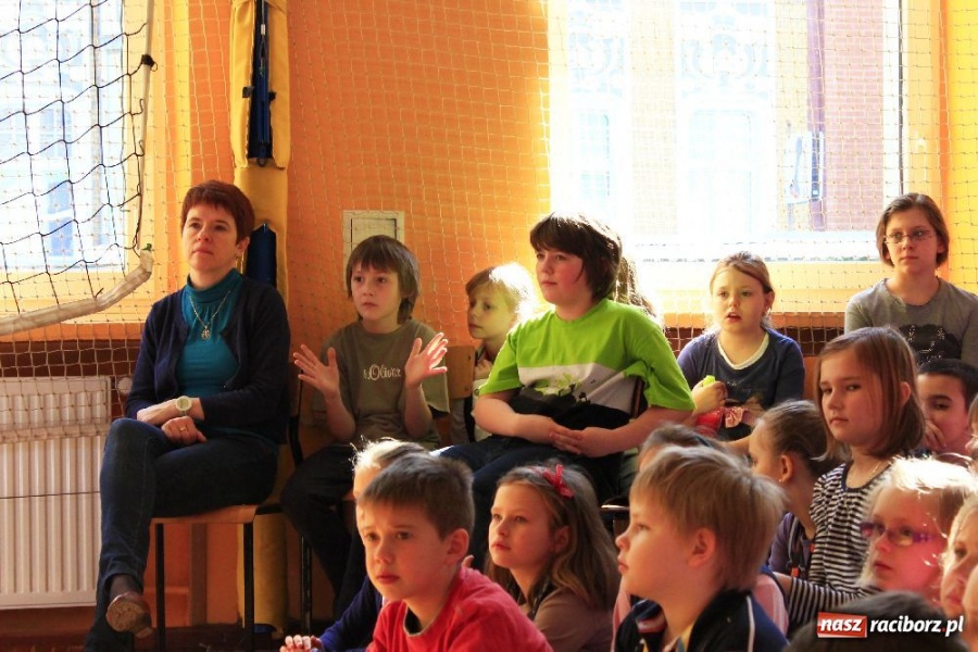 Zdjęcie w galerii na portalu naszraciborz.pl: Wiosenne show w SP 13 wiadomości z regionu