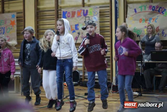 Zdjęcie w galerii na portalu naszraciborz.pl: W ZSOMS odkrywali talenty wiadomości z regionu