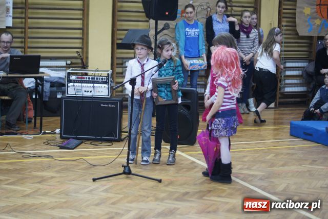 Zdjęcie w galerii na portalu naszraciborz.pl: W ZSOMS odkrywali talenty wiadomości z regionu