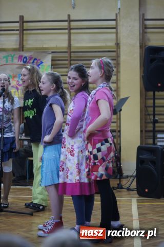 Zdjęcie w galerii na portalu naszraciborz.pl: W ZSOMS odkrywali talenty wiadomości z regionu