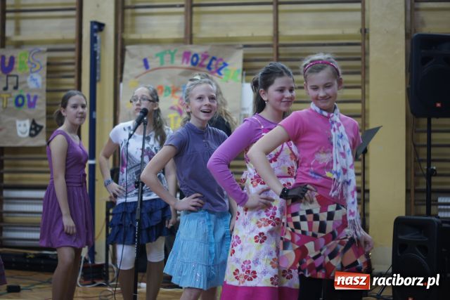 Zdjęcie w galerii na portalu naszraciborz.pl: W ZSOMS odkrywali talenty wiadomości z regionu