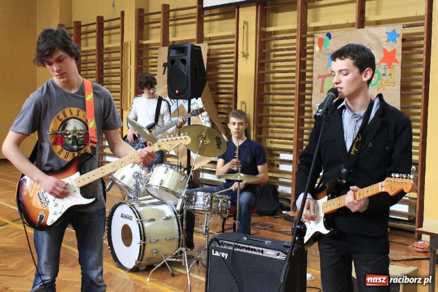 Zdjęcie w galerii na portalu naszraciborz.pl: W ZSOMS odkrywali talenty wiadomości z regionu