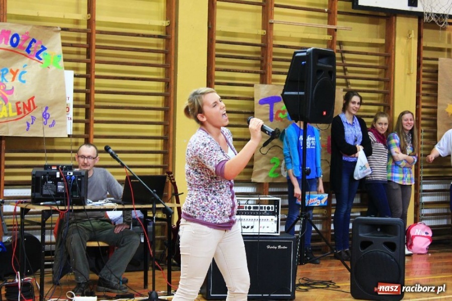Zdjęcie w galerii na portalu naszraciborz.pl: W ZSOMS odkrywali talenty wiadomości z regionu