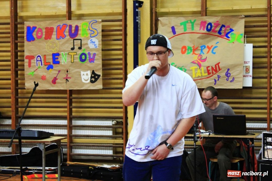 Zdjęcie w galerii na portalu naszraciborz.pl: W ZSOMS odkrywali talenty wiadomości z regionu