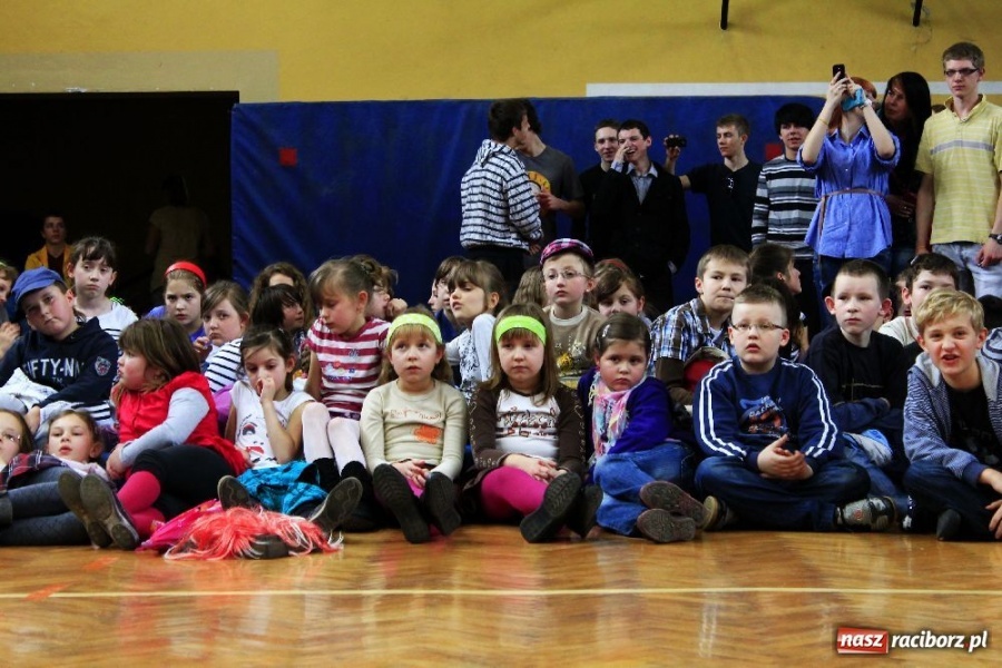 Zdjęcie w galerii na portalu naszraciborz.pl: W ZSOMS odkrywali talenty wiadomości z regionu