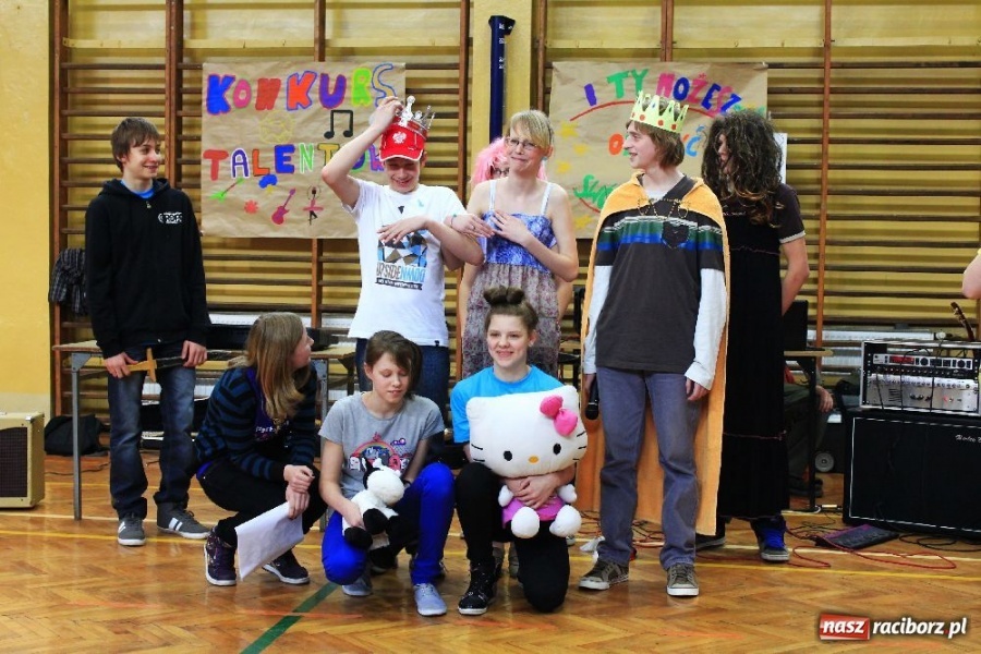 Zdjęcie w galerii na portalu naszraciborz.pl: W ZSOMS odkrywali talenty wiadomości z regionu