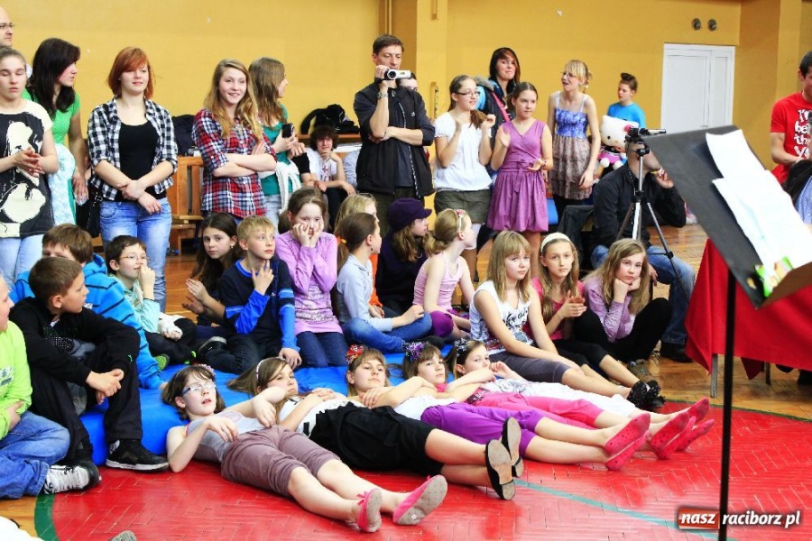 Zdjęcie w galerii na portalu naszraciborz.pl: W ZSOMS odkrywali talenty wiadomości z regionu