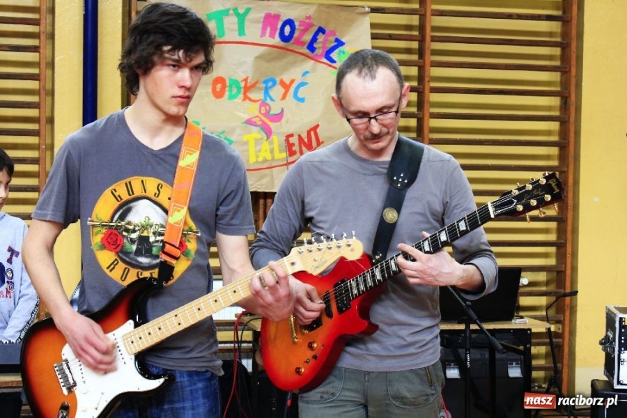 Zdjęcie w galerii na portalu naszraciborz.pl: W ZSOMS odkrywali talenty wiadomości z regionu