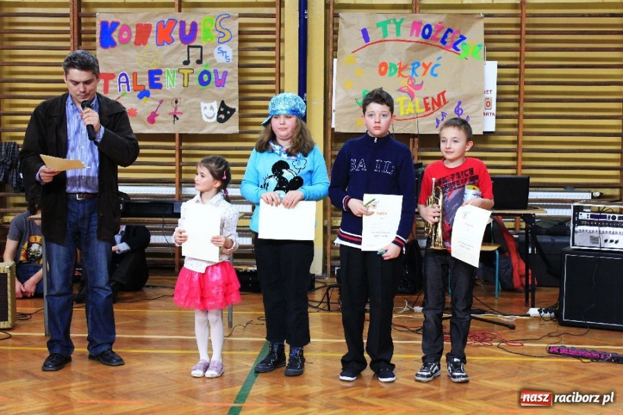 Zdjęcie w galerii na portalu naszraciborz.pl: W ZSOMS odkrywali talenty wiadomości z regionu