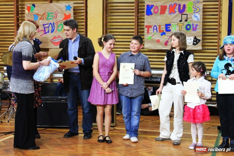 Zdjęcie w galerii na portalu naszraciborz.pl: W ZSOMS odkrywali talenty wiadomości z regionu