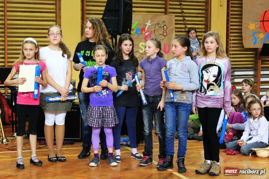 Zdjęcie w galerii na portalu naszraciborz.pl: W ZSOMS odkrywali talenty wiadomości z regionu