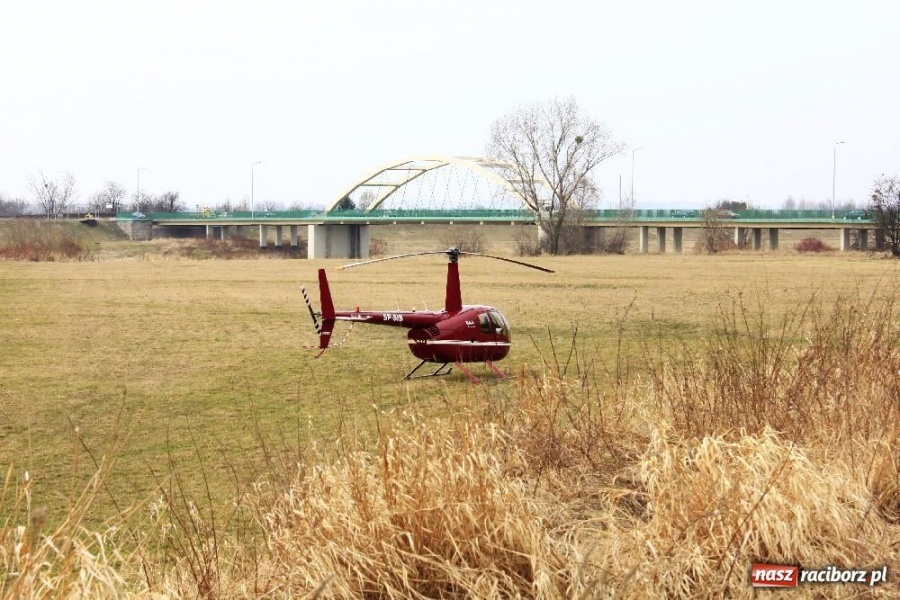 Zdjęcie w galerii na portalu naszraciborz.pl: Biznesmen wylądował pod Auchan wiadomości z regionu