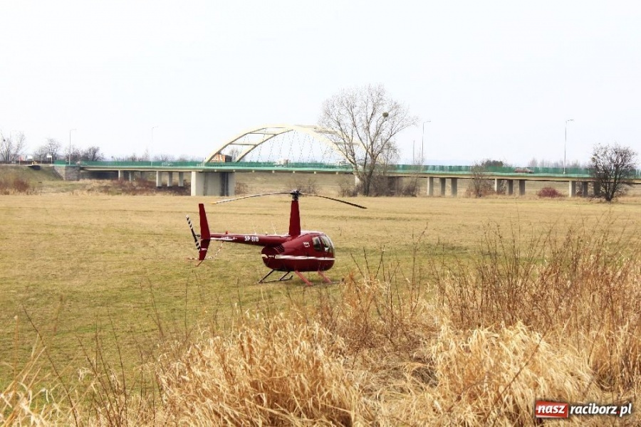 Zdjęcie w galerii na portalu naszraciborz.pl: Biznesmen wylądował pod Auchan wiadomości z regionu