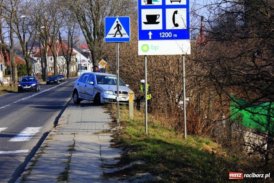 Zdjęcie w galerii na portalu naszraciborz.pl: Renault dachowało na Głubczyckiej wiadomości z regionu