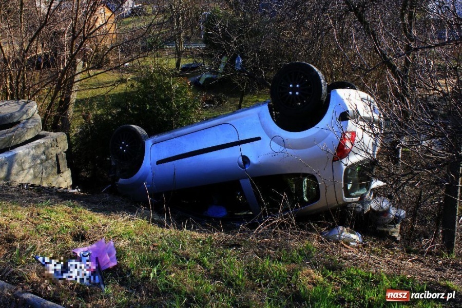 Zdjęcie w galerii na portalu naszraciborz.pl: Renault dachowało na Głubczyckiej wiadomości z regionu