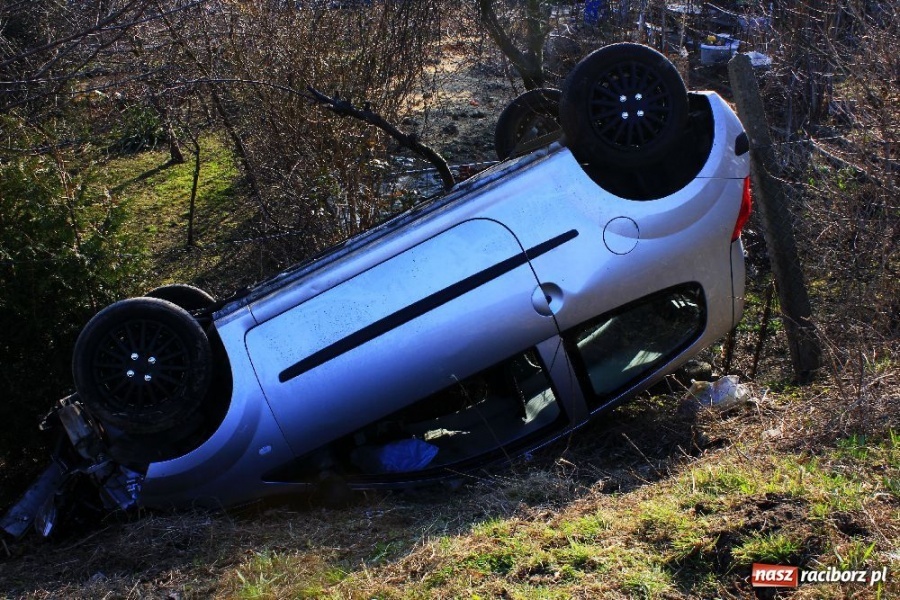 Zdjęcie w galerii na portalu naszraciborz.pl: Renault dachowało na Głubczyckiej wiadomości z regionu