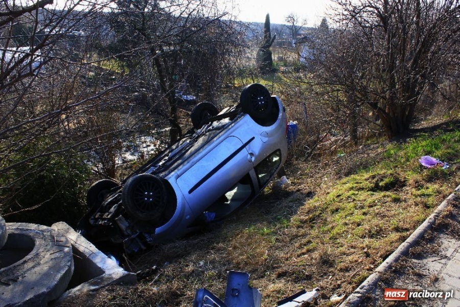 Zdjęcie w galerii na portalu naszraciborz.pl: Renault dachowało na Głubczyckiej wiadomości z regionu