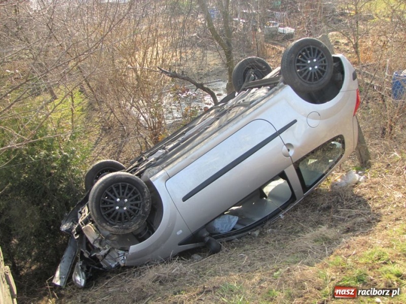 Zdjęcie w galerii na portalu naszraciborz.pl: Renault dachowało na Głubczyckiej wiadomości z regionu