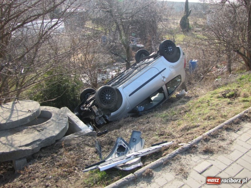 Zdjęcie w galerii na portalu naszraciborz.pl: Renault dachowało na Głubczyckiej wiadomości z regionu