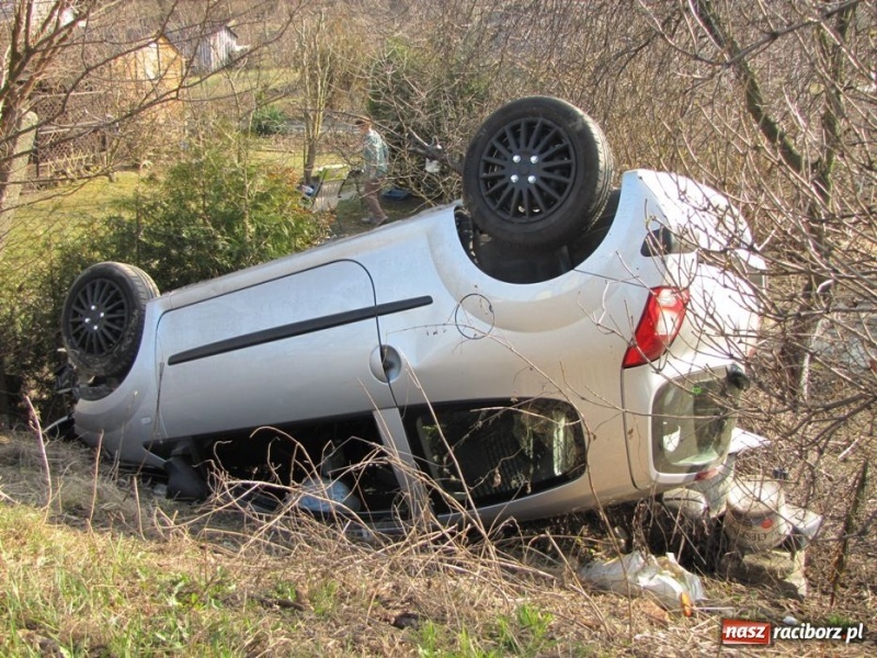 Zdjęcie w galerii na portalu naszraciborz.pl: Renault dachowało na Głubczyckiej wiadomości z regionu