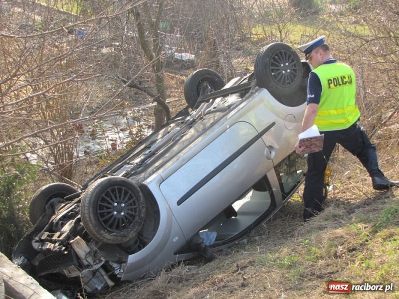 Zdjęcie w galerii na portalu naszraciborz.pl: Renault dachowało na Głubczyckiej wiadomości z regionu