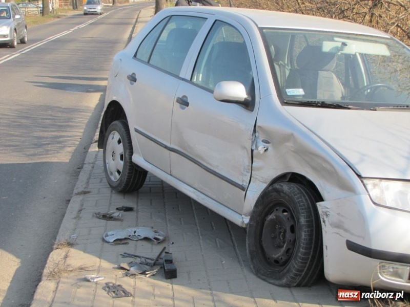 Zdjęcie w galerii na portalu naszraciborz.pl: Renault dachowało na Głubczyckiej wiadomości z regionu