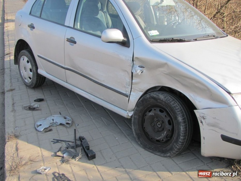 Zdjęcie w galerii na portalu naszraciborz.pl: Renault dachowało na Głubczyckiej wiadomości z regionu