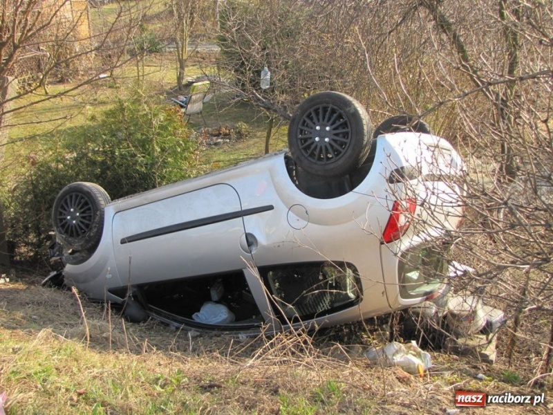 Zdjęcie w galerii na portalu naszraciborz.pl: Renault dachowało na Głubczyckiej wiadomości z regionu