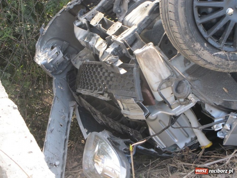 Zdjęcie w galerii na portalu naszraciborz.pl: Renault dachowało na Głubczyckiej wiadomości z regionu