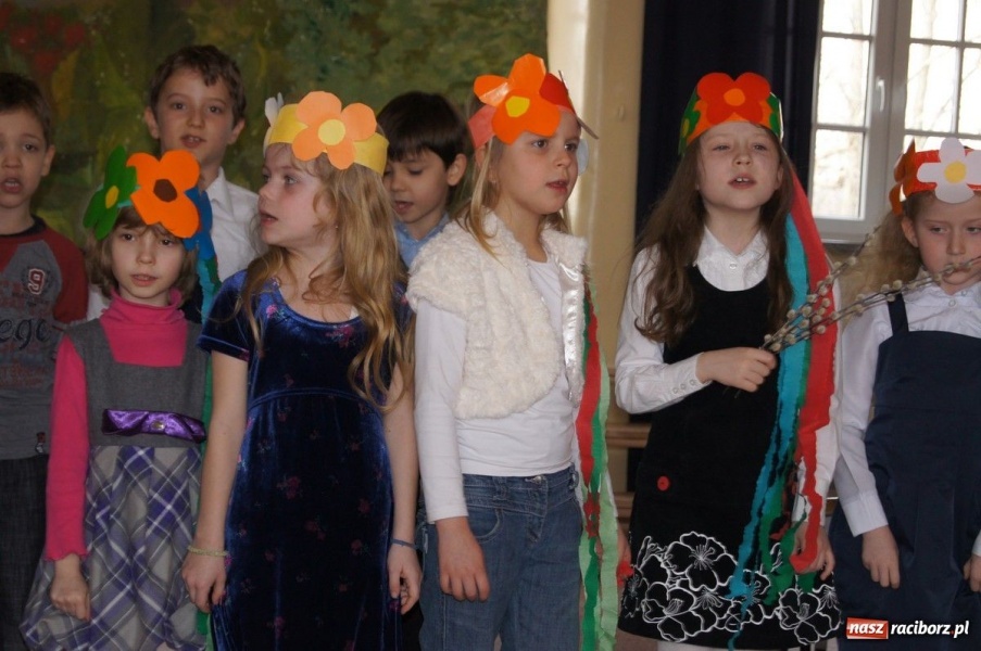 Zdjęcie w galerii na portalu naszraciborz.pl: Powitanie wiosny w SP 4 wiadomości z regionu