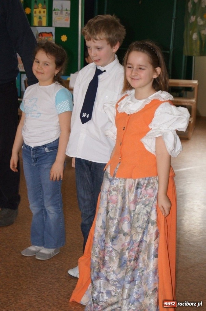 Zdjęcie w galerii na portalu naszraciborz.pl: Powitanie wiosny w SP 4 wiadomości z regionu