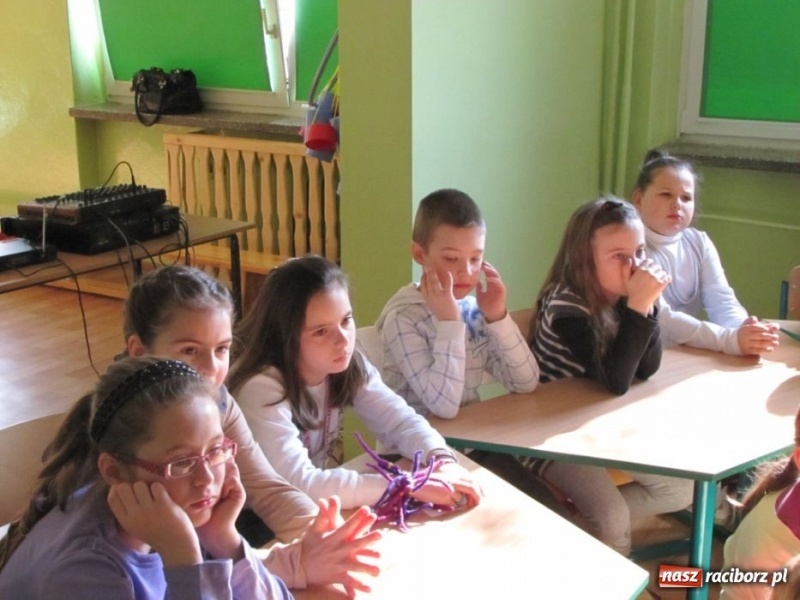 Zdjęcie w galerii na portalu naszraciborz.pl: Dzieci z Opavy poznały pisanki wiadomości z regionu