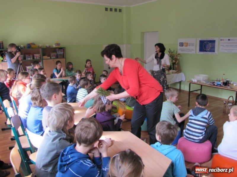 Zdjęcie w galerii na portalu naszraciborz.pl: Dzieci z Opavy poznały pisanki wiadomości z regionu