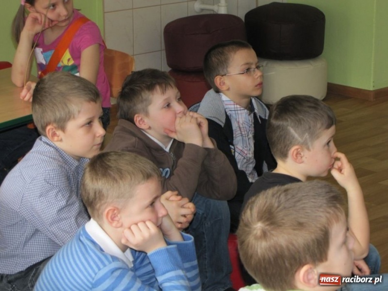 Zdjęcie w galerii na portalu naszraciborz.pl: Dzieci z Opavy poznały pisanki wiadomości z regionu