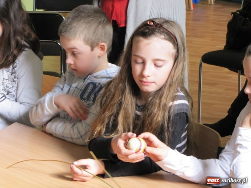 Zdjęcie w galerii na portalu naszraciborz.pl: Dzieci z Opavy poznały pisanki wiadomości z regionu