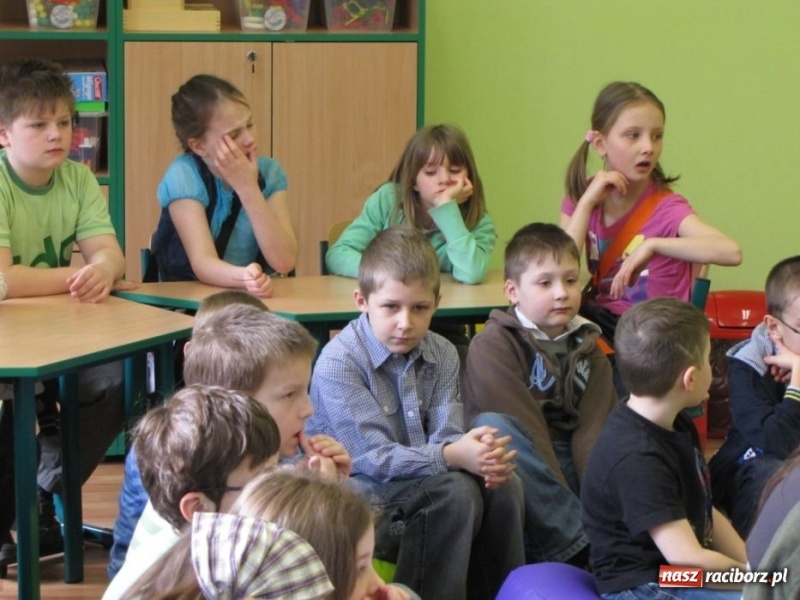 Zdjęcie w galerii na portalu naszraciborz.pl: Dzieci z Opavy poznały pisanki wiadomości z regionu