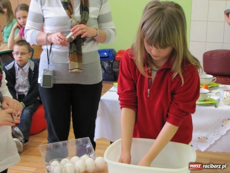Zdjęcie w galerii na portalu naszraciborz.pl: Dzieci z Opavy poznały pisanki wiadomości z regionu
