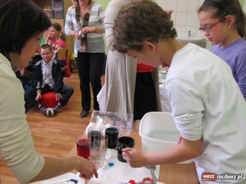 Zdjęcie w galerii na portalu naszraciborz.pl: Dzieci z Opavy poznały pisanki wiadomości z regionu