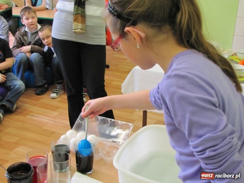 Zdjęcie w galerii na portalu naszraciborz.pl: Dzieci z Opavy poznały pisanki wiadomości z regionu