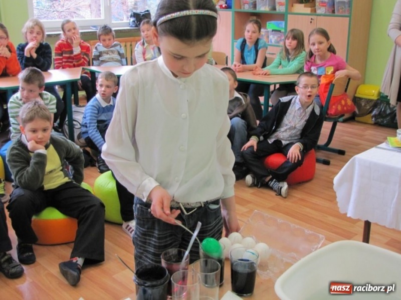 Zdjęcie w galerii na portalu naszraciborz.pl: Dzieci z Opavy poznały pisanki wiadomości z regionu