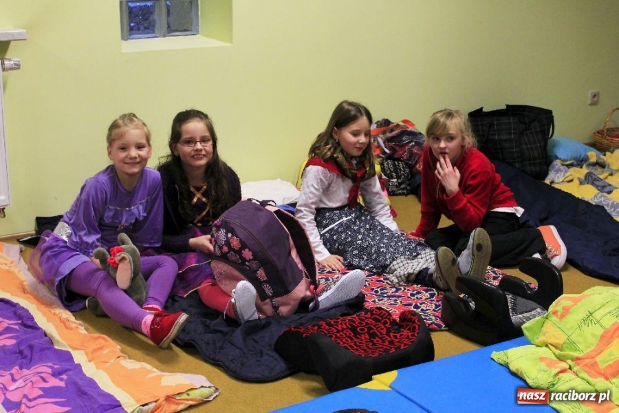 Zdjęcie w galerii na portalu naszraciborz.pl: Od zmroku do świtu w świecie Andersena wiadomości z regionu