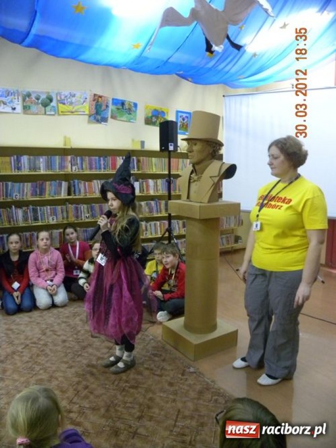 Zdjęcie w galerii na portalu naszraciborz.pl: Edward Lutczyn w raciborskiej książnicy wiadomości z regionu