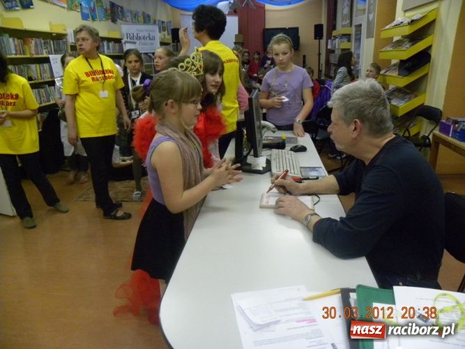 Zdjęcie w galerii na portalu naszraciborz.pl: Edward Lutczyn w raciborskiej książnicy wiadomości z regionu