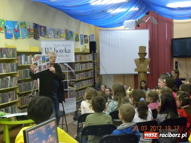 Zdjęcie w galerii na portalu naszraciborz.pl: Edward Lutczyn w raciborskiej książnicy wiadomości z regionu