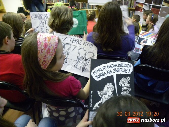 Zdjęcie w galerii na portalu naszraciborz.pl: Edward Lutczyn w raciborskiej książnicy wiadomości z regionu