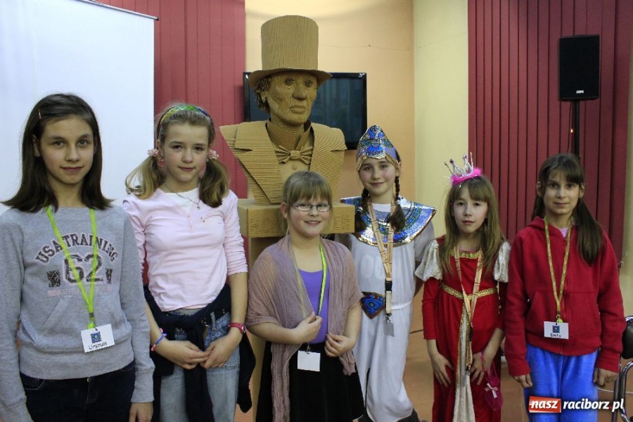 Zdjęcie w galerii na portalu naszraciborz.pl: Edward Lutczyn w raciborskiej książnicy wiadomości z regionu