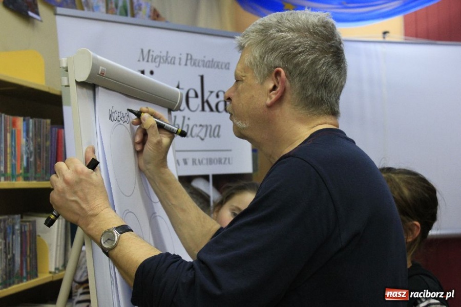 Zdjęcie w galerii na portalu naszraciborz.pl: Edward Lutczyn w raciborskiej książnicy wiadomości z regionu