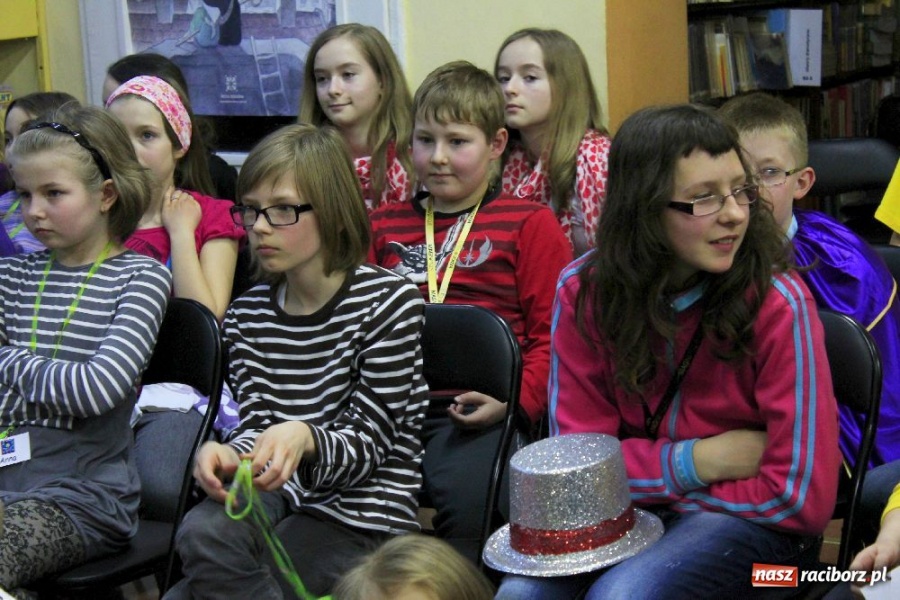 Zdjęcie w galerii na portalu naszraciborz.pl: Edward Lutczyn w raciborskiej książnicy wiadomości z regionu