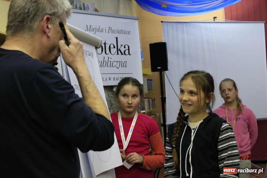 Zdjęcie w galerii na portalu naszraciborz.pl: Edward Lutczyn w raciborskiej książnicy wiadomości z regionu