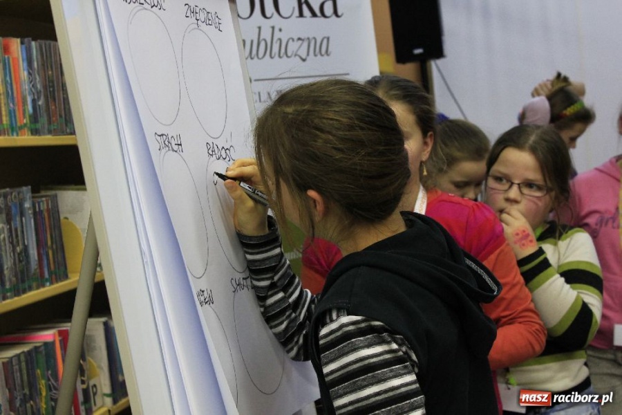 Zdjęcie w galerii na portalu naszraciborz.pl: Edward Lutczyn w raciborskiej książnicy wiadomości z regionu